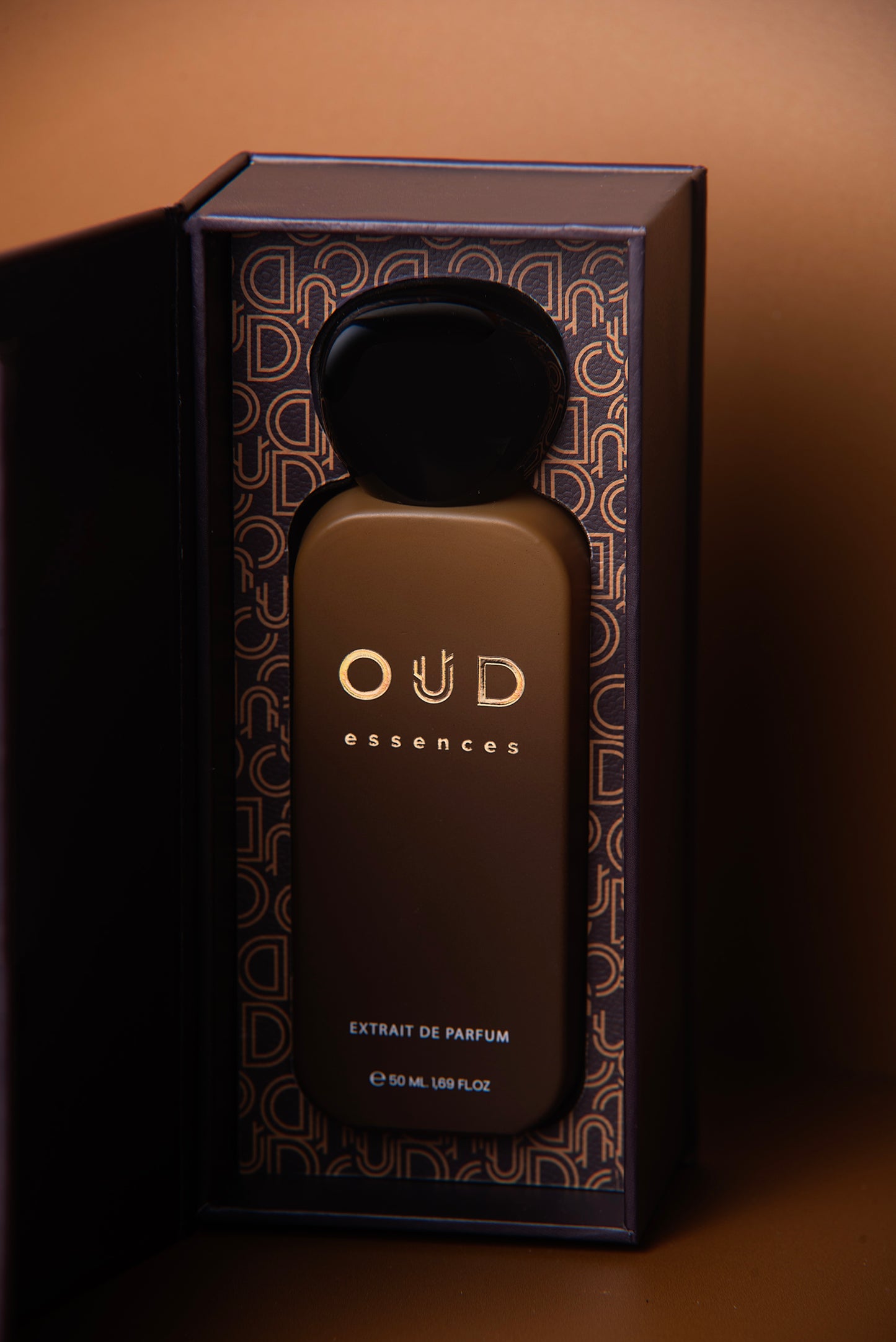 Oud essences perfume